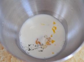 将鸡蛋、牛奶、糖、盐放入厨师机内胆中。