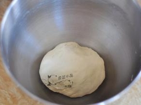 将面揉成团后，加入黄油，继续揉至光滑。