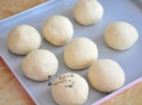 取出发酵好的面团，排气后分割成8份，滚圆松弛10分钟。