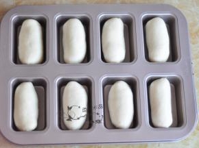 依次将面团操作，全部放入学厨的8连迷你磅蛋糕模具中。