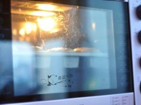 放入烤箱中层，160度烘烤25分钟。