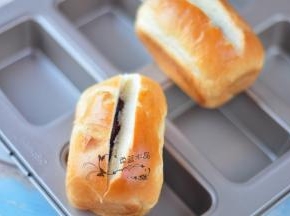 面包放凉后，顶部割开口子。