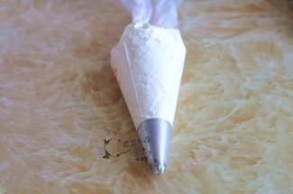 淡奶油加糖打发，装入学厨32#花嘴，在面包割开的口子上，挤上奶油。