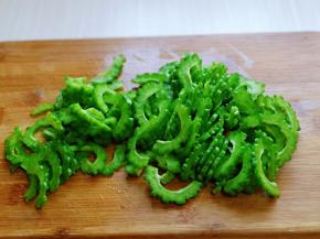 再将苦瓜切片，不要切太厚哈。