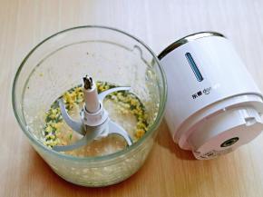 大蒜去皮，放入绞肉机中，将大蒜绞成蒜蓉，取出备用。