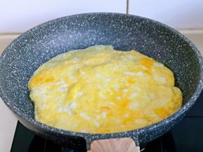 鸡蛋磕碗里，用筷子打散，起油锅，倒入蛋液，小火煎蛋，待表面凝固后再用铲子铲小块，盛出备用。