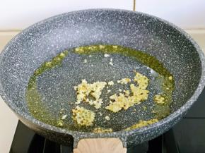 起油锅，加入蒜蓉炒香。