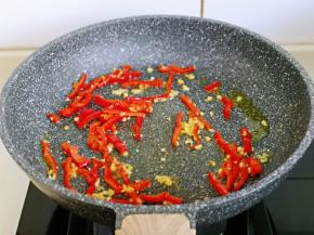 再加入红椒丝煸炒。