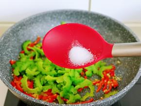 按个人口味加入盐。