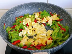 再加入煎好的鸡蛋，翻炒均匀，关火出锅。