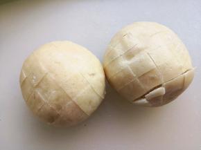 2.	将馒头横切几刀，再竖着切几刀，但不要切断，底部是连在一起的，表面形成“井”字状，注意不要切得太密，