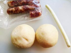 1.	先将所需要的食材准备好，这里的馒头比较小，如果是大馒头，一个就可以了，