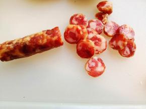 3.	腊肠切成薄片，适当的可以再切小一点，主要根据馒头的缝隙来决定的，