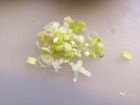 5.	小葱切成末，如果想好看，最好用葱叶，绿绿的更漂亮，