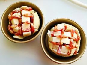 4.	将腊肠塞到馒头的缝隙里面，动作要轻一点，不要把馒头弄断了，