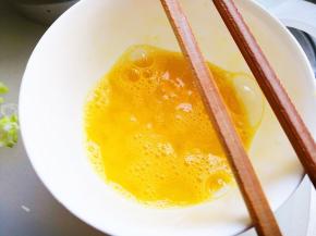 6.	取一只鸡蛋加少许的盐用筷子打散，