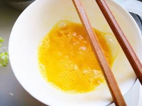6.	取一只鸡蛋加少许的盐用筷子打散，