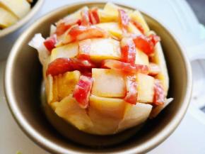 7.	然后慢慢得浇到馒头上，当然也可以用刷子来刷，会更均匀些，