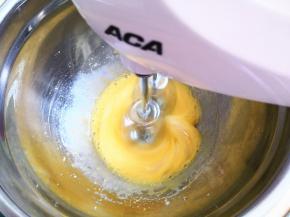 2.	用电动打蛋器打发蛋液，白糖分三次加入，这样打出来的蛋液更细腻，