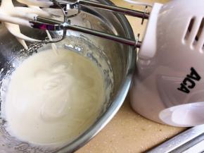 3.	打发至提起打蛋头滴落下来的蛋液可以划出“8”字，且不马上消失，