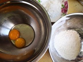 1.	先准备好所需要的食材，分别称得，再将蛋黄与鸡蛋放在一个无油无水干净的盆里，