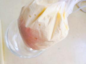 6.	将拌好的面糊装入裱花袋里，不需要裱花嘴，