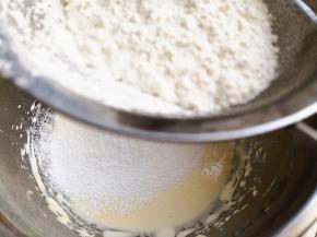 4.	低筋面粉过筛进蛋液中，