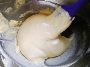 5.	用刮刀采用翻拌的手法将其搅拌均匀，没有干粉，且忌划圈，不然容易消泡，