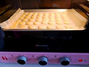 8.	烤箱预热，上下火，中层160度，烤15——18分钟，具体还要看自己的烤箱。