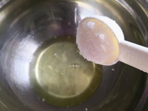 1.	蛋白中加入几滴柠檬汁，再把糖分三次加入到蛋白中，
