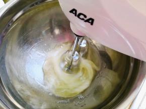 2.	用电动打蛋器打发，
