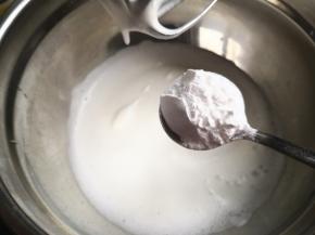 3.	在最后一次加糖的时候，把玉米淀粉一起加进去打发，
