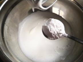 3.	在最后一次加糖的时候，把玉米淀粉一起加进去打发，
