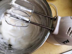 4.	打成硬性发泡，即提起打蛋器呈小尖角，