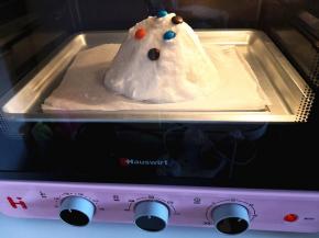 6.	烤箱预热，上下火，中层150度，烤25分钟，烤的时候巧克力豆遇热会融化，所以巧克力豆最好是放在顶部，
