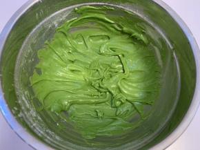 筛入低筋面粉，用手动打蛋器画“Z”字型搅拌至无干粉。