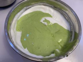 再把翻拌好的面糊，全部倒入进剩余的蛋白糊中，翻拌均匀。