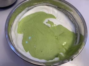 再把翻拌好的面糊，全部倒入进剩余的蛋白糊中，翻拌均匀。