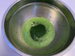 盆中放入菠菜汁，玉米油，25克细砂糖，用手动打蛋器搅拌至细砂糖融化。