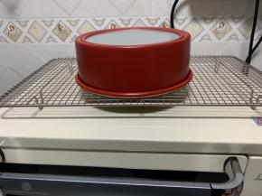 烤熟之后马上拿出来，从20cm左右的高度往下放，震出热气，然后倒扣在晾网上晾凉。