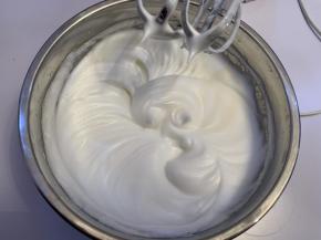 烤箱155度预热。然后打发蛋白，在蛋白中加入几滴柠檬汁，然后分三次加入40克细砂糖，低速打发至蛋白有直立的小尖角状态，硬性发泡。