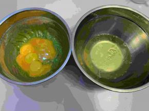 分离蛋黄和蛋清，装蛋清的盆一定要去油无水，蛋黄直接加入到菠菜面糊中。