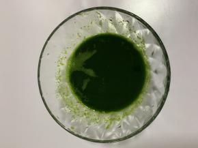 菠菜用榨汁机榨出汁（最好是用原汁机啦），然后取50克。