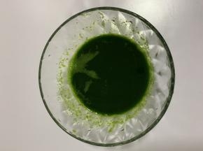 菠菜用榨汁机榨出汁（最好是用原汁机啦），然后取50克。
