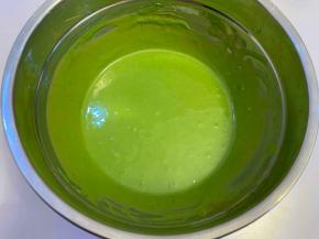 继续用手动打蛋器画“Z”字搅拌均匀，放一边备用。