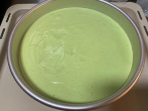 把翻拌好的面糊倒入8寸戚风模具中，震几下，震出大气泡。