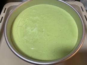 把翻拌好的面糊倒入8寸戚风模具中，震几下，震出大气泡。