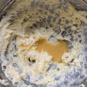 全蛋液分两次加入黄油中，每次加入后都要搅拌均匀。