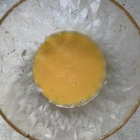 鸡蛋打成蛋液，取20克。