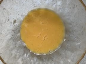 鸡蛋打成蛋液，取20克。